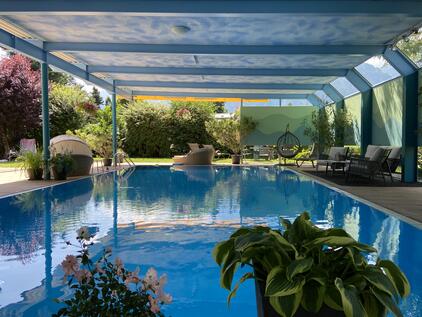 Schwimmbad mit schönem Garten