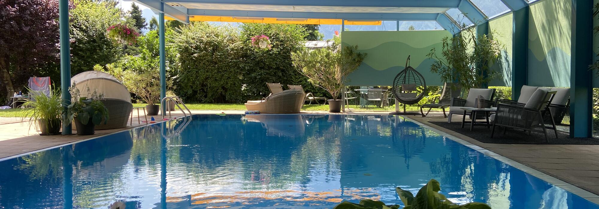 Schwimmbad mit schönem Garten